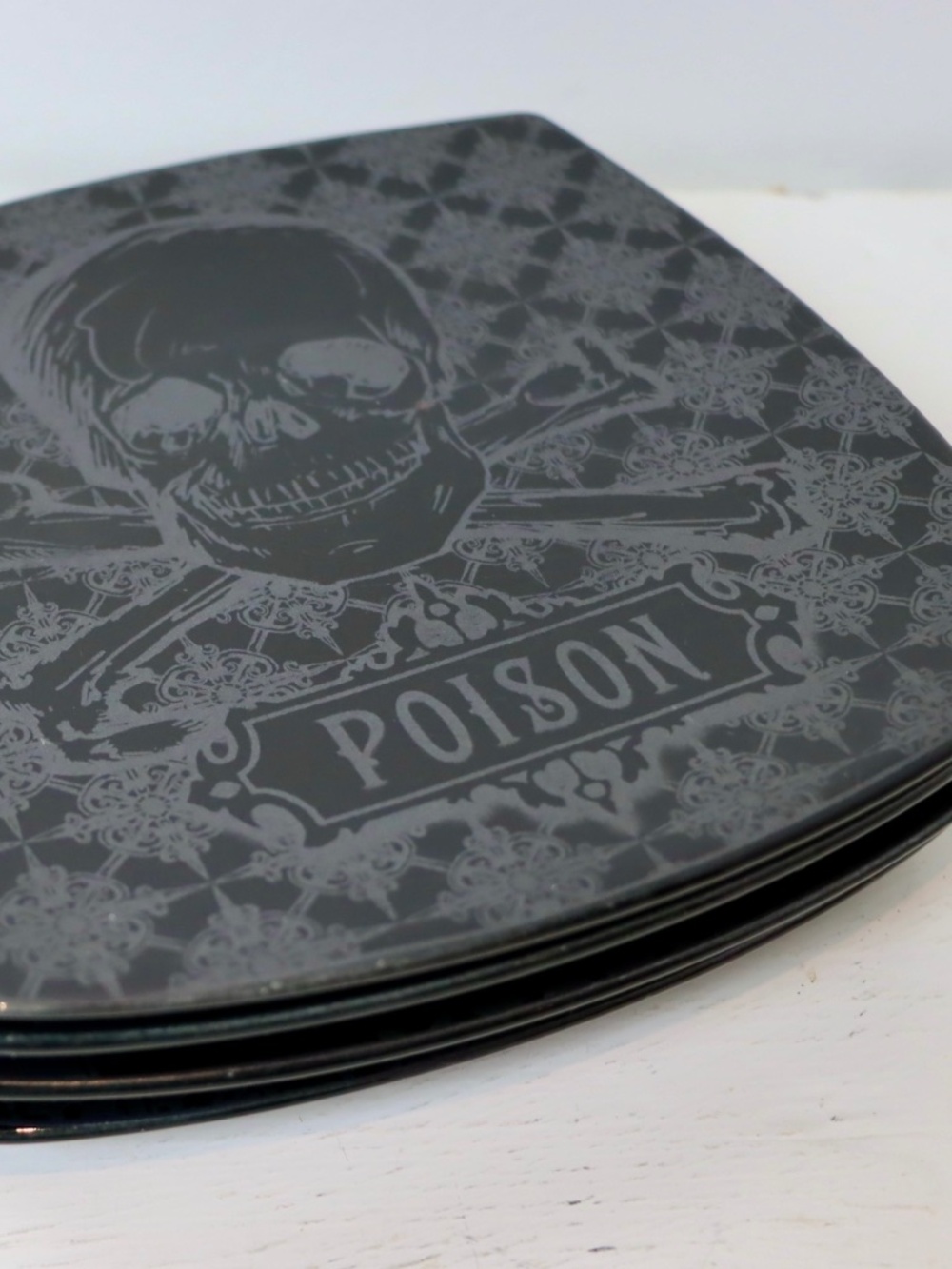 Set 222 FIFTH Halloween Skulls Appetizer Small 6 inch Plates (4) Black